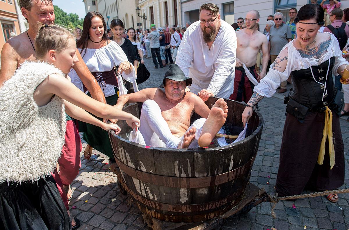 Entinen munkki Martti Luther ja luostarista karannut nunna Katharina von Bora menivät naimisiin 13.6.1525. Heidän kotikaupungissaan Saksan Wittenbergissä järjestetään joka kesä hääpäivän kunniaksi suuri juhla keskiaikaisine pitoineen sekä jonglöörejä, narreja ja ritareita vilisevine kulkueineen. Juhliin osallistuu joka vuosi tuhansia ihmisiä.